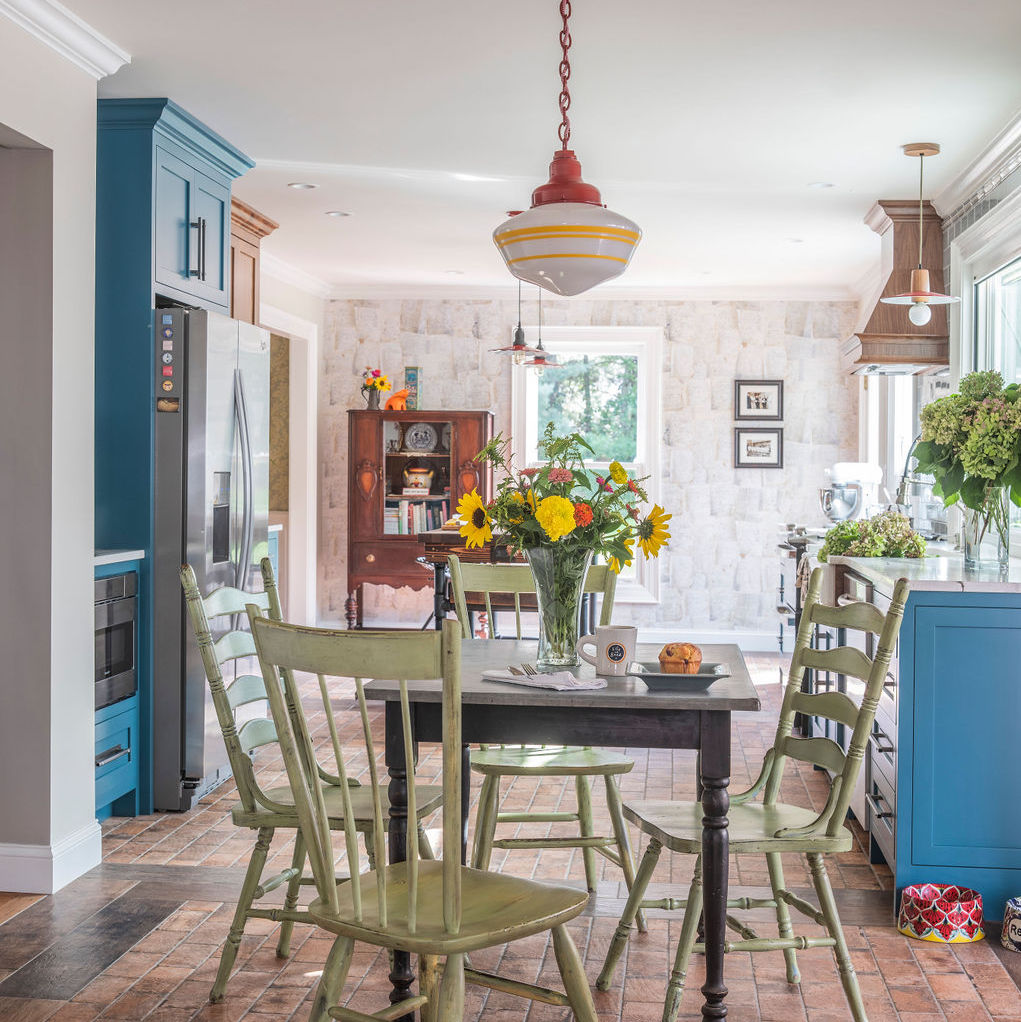 Primary Schoolhouse Chain Hung Pendant Light | Photo Courtesy of Lisa Davenport of LDD Interiors